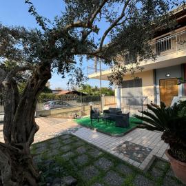 Villa Carmela - Elegante villa immersa nel verde, hotel a Marigliano