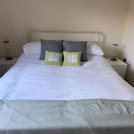 One Bedroom Bungalow No1 - Secure Gated Parking, hotel in Basildon
