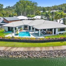 Lakeside Luxury, stroll to beach & restaurants