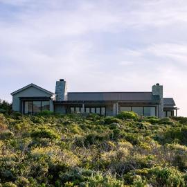 Luxury Beach House in Romansbaai Estate, hotel u gradu 'Gansbaai'