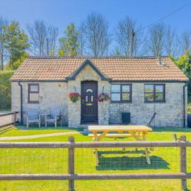 Cosy & Characterful, Seaside Cottage, Dog Friendly, hotel in Worle