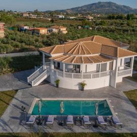 Villa Dianthus with Private Pool in Zakynthos, hotel a Sarakinádhon