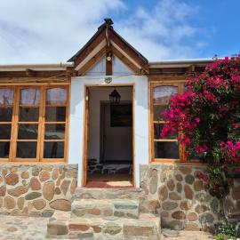Hostal Los Almendros, hotel in Canela Baja