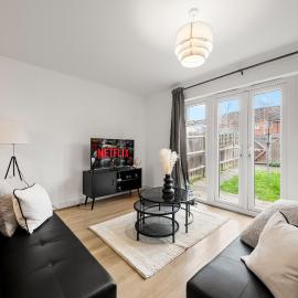 Spacious 3BR House in Reading - Perfect for Business Travellers, Contractors & Families FREE PARKING - Sleeps 8, hotel en Reading