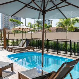 Apartamentos em Bal Piçarras 150 M DA PRAIA com Sacada Wi Fi, Piscina, Portaria 24h, Playground e vaga de GARAGEM, hotel in Piçarras