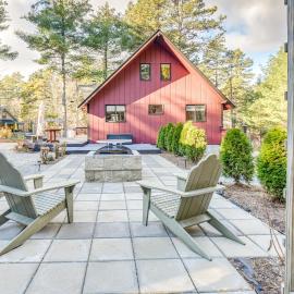 Charming Tamworth Cabin w/ Grill & Fireplace, hotel u gradu 'Tamworth'