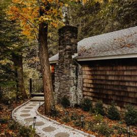 Creek Side Cabin with Wood Fired Hot Tub and Fire Pit, hotel in New Milford