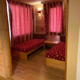 Appartement aux Coches skis aux pieds, hotell i Les Coches