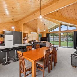 Family Stays very private close to Park with a Games Room Sleeps 10, Hotel in Wanaka