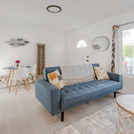 King Suite - Steps to Beach & Close to Pier