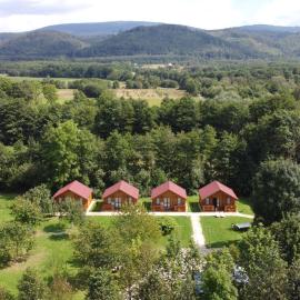Dwór Piotra i Pawła- pokoje i domki, hotel in Miedzygorze
