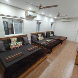 Hotel Shree Kedarnath in front of railway station platform no 8 – hotel w mieście Ujjain