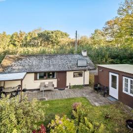 2 Bedroom Awesome Home In Haarby, מלון בHårby