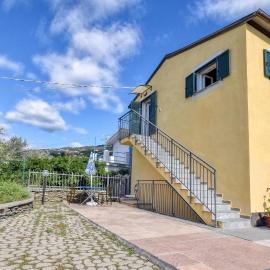 5 Bedroom Cozy Home In Lavagna