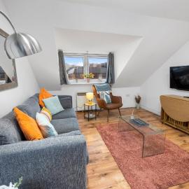 Beautiful 2BR Apartment with McCaigs Tower views