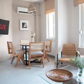 Bright and Cozy 2BR Apt In The Center Of Buyukada, hotel sa Adalar