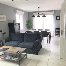 Trés belle villa 4 étoiles - 3 chambres - Terrasse et jardin، فندق في كامبو-لي-بان