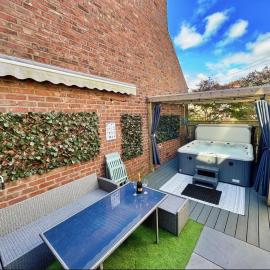 Private All-Weather Hot Tub Apartment, Free Parking, 1 Mile to City Centre, Cafés & Dining Nearby, hotel in Jesmond