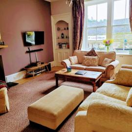 Huge 4 Bed Apt - Perfect Base to Explore The Borders, khách sạn ở Jedburgh