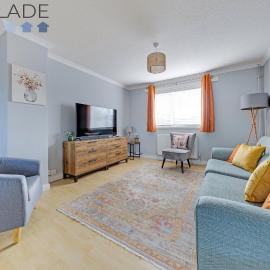 3 Bed, sleeps 6, with parking and WiFi, hotel a Basingstoke
