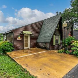 8 Mi to Dogwood Canyon: Cozy Cabin w/ Deck, hotel sa Lampe
