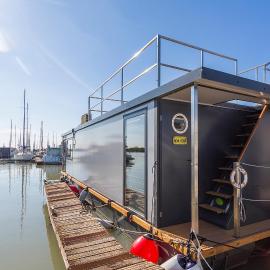 Azvalia Luxury Casa Barco New York and Texas-Unique Houseboat Experience, hotel a El Puerto de Santa María