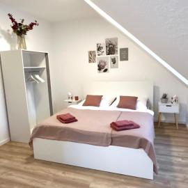 SPR-Helle Wohnung mit Balkon, EBK, WLAN, Netflix, 24 Stunden self checkin, отель в городе Шпринге