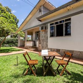 Memora Guesthouse Curitiba - Quartos em Casa próximo ao Parque Bacacheri, hotel in Curitiba
