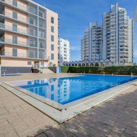 AHS Premium Apart 2 bedrooms 2 Pools PS4 5 min Beach Algarve, hotel in Armação de Pêra