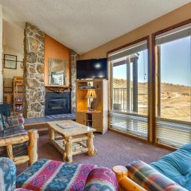 Walk to Ski Lift & Hiking: Granby Ranch Condo!, hotel en Granby