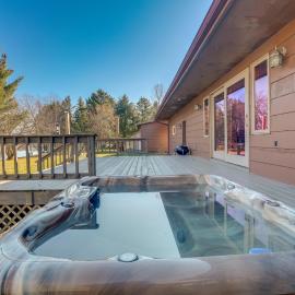 Pet-Friendly Tomahawk Home: Deck & Private Hot Tub, Hotel in Tomahawk
