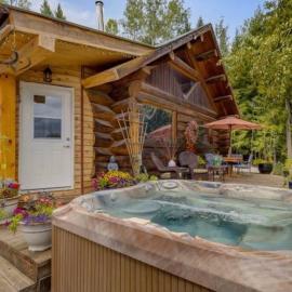 Authentic lofted log cabin with hot tub, hotel Kelownában