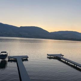 Lakefront Nest Beach House Suite, hotel v mestu Penticton