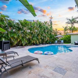 Htd Saltwater Pool! Walk to BEACH! PingPong! BBQ!