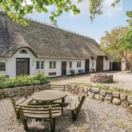 Two-Bedroom Apartment In Sydals, hotel in Bredsten
