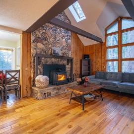 Winter Falls Cabin-Stunning Views, hotel din Forest Falls