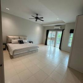 Raub Newly French Style Homestay劳勿全新民宿-靠近榴莲园: Raub şehrinde bir otel