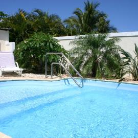 Apt at Blue Heaven Villa with Garden, Salt pool & Jacuzzi Welcomes All