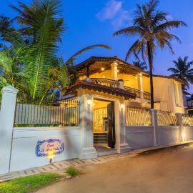 ELIVAAS Signature 4 BHK Villa near Beach with Private Pool & Bar - Casa Boa Vida, hotel in Goa