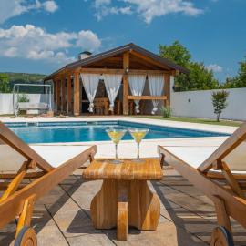 Villa Casa Natura with 40m2 Pool near Makarska, hotel u gradu Slivno