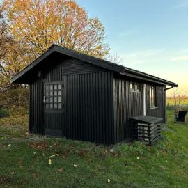 Hyggelig hytte - perfekt til par, khách sạn ở Hundested