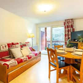 St Lary Village T2 4p lumineux - piscine - balcon - parking, hotel u gradu 'Saint-Lary-Soulan'