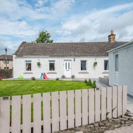 Charming Forfar House and Hot Tub, hotelli kohteessa Angus