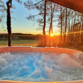 Magnifique chalets en rondins avec SPA et Tipis en plaine Nature Environnement ressourçant au calme vue imprenable Lascaux SPA non disponible juillet et aout