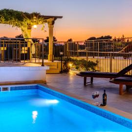 Villa Julia with heated pool and hot tub, ideal for large groups, מלון במילנה
