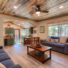 Beetlebark Bungalow- Inside Yosemite w/ hot tub EV charging cable, hotel in North Wawona