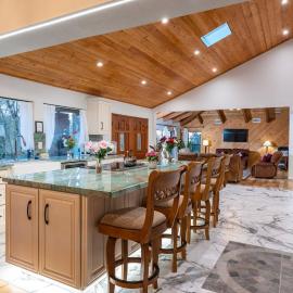 Sunset Retreat- TWO houses with hot tub, firepit, multiple kitchens, sleeps 20, hotel a Coarsegold