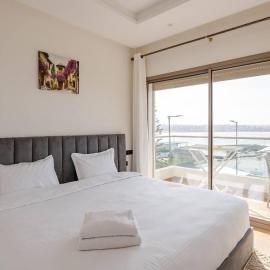 Luxurious Apt - Sea View, hotel in Pont Blondin