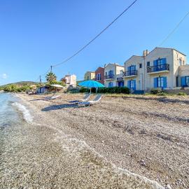 Kyparissis Beach House 2, Hotel in Skala Mistegnon