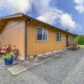 Pet Friendly Farmhouse on 2.5 Acres, ξενοδοχείο σε Puyallup